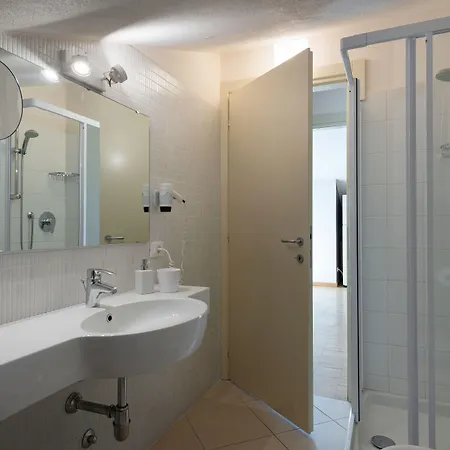 Vialeromadodici & Pensjonat Lazise